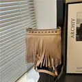 Khaki Umhängetasche aus weichem Leder mit böhmischen Fransen und Metallnieten - Khaki