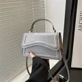 Sac à main gris avec surpiqûres ondulées et bandoulière réglable pour femme printemps 2025 - Gris
