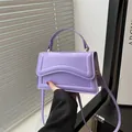 Sac à main carré violet lavande avec rabat texturé et accessoires dorés pour femme - Violet