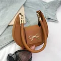 Borsa a spalla a mezzaluna marrone con fiocco dorato e trama in pelle da donna - Grana Incrociata (jl8588) / Marrone