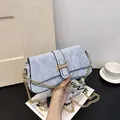 Sac baguette en cuir plissé bleu clair avec anse perlée et chaîne dorée - Bleu