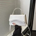 Sac carré blanc en similicuir avec surpiqûres ondulées et bandoulière réglable - Blanc