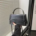 Sac à main chic en cuir noir avec rabat gaufré ondulé et détails en métal doré - Noir