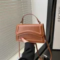 Sac bandoulière en cuir marron avec motif vagues minimaliste et poignée unique - Marron