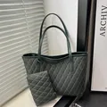 Bolso tote acolchado verde oscuro con neceser a juego y correa de hombro minimalista - Verde
