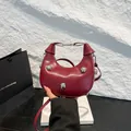 Sac demi-lune rouge bordeaux en cuir mat avec clous métalliques argentés et poignée - Rouge