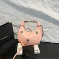 Sac demi-lune rose avec grandes boules en métal argenté et cuir au fini mat - Rose
