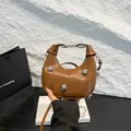Sac croissant en cuir marron avec rivets sphériques argentés et bandoulière - Marron