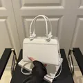Sac à main élégant en cuir blanc avec poignée nouée et logo doré Fashion Bag - Blanc
