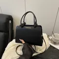 Sac à main élégant en similicuir noir avec poignées nouées et lettrage jaune mode - Noir
