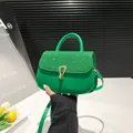 Lichtgroene crossbody zadeltas met glitterstof textuur en een gouden hoefijzer gesp - Groen