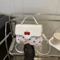 Weiße Lederhandtasche mit roten Kirschmustern, Tragegriff und abnehmbarem Schultergurt - Weiß