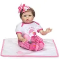 Realistische Reborn-Babypuppe im 'I love mommy' Outfit mit Flasche und Schnuller-Zubehör - Realistischer Baby Mädchen Stil / Rosa Weiß