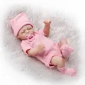 Muñeca reborn realista durmiendo con mameluco rosa y chupete sobre alfombra - Rosa / EU 26