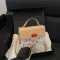 Süße Umhängetasche mit Kirschmuster in Beige und Weiß sowie 3D-Strass-Kirschen - Khaki
