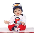 Poupée bébé reborn réaliste en tenue de pingouin avec biberon bleu en position assise - 55 cm / Poupée Bébé Réaliste (9042) / Tenue de Manchot (Rouge/Blanc/Bleu)