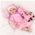 Realistische Reborn-Babypuppe in rosa Outfit mit Giraffen-Stofftier und Zubehör-Set - Rosa Giraffen Outfit Stil / Weiß