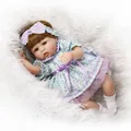Bambola reborn realistica con vestito a fiori blu su tappeto di peluche bianco - Floreale Blu / EU 42