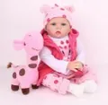 Realistische Reborn-Babypuppe in pinkfarbener Weste mit Plüsch-Giraffen-Accessoire - Rosa Hirschohren Hut Outfit Stil / Hirsch