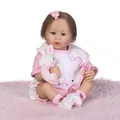 Realistische reborn babypop in roze polkadot outfit met speelgoedkonijn op pluche - Reborn Pop (55cm) / Roze