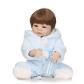 Realistische Reborn-Babypuppe im hellblauen Plüsch-Strampler mit Fläschchen und Schnuller - Blau / 57cm