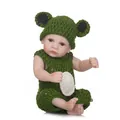 Bambola reborn realistica con completino rana lavorato a mano su sfondo bianco - Verde / 27,00 cm