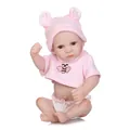 Niedliche Reborn-Babypuppe im rosa Bienen-Outfit mit Mütze auf weißem Hintergrund - Rosa
