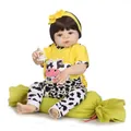 Poupée bébé Reborn réaliste avec cheveux bruns et tenue motif vache sur coussin vert - 57cm / Jaune