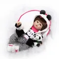 Poupée bébé reborn réaliste avec tenue panda et peluche sur tapis en fausse fourrure - 55cm / Style Panda Rose et Blanc