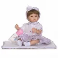 Realistische Reborn-Babypuppe im Blumenoutfit mit Fläschchen und Schnullerzubehör - Standardtyp / Violettes Blumenmuster
