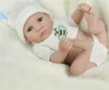 Bambola reborn realistica con completino ape bianco e cappellino su peluche - Stile Sdraiato (CF01)
