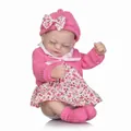 Mini bambola reborn in abito in maglia a fiori rosa dormendo su sfondo bianco puro - Stile Completo in Maglia Rosa / 27cm
