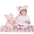 Muñeca Reborn realista con pelo castaño y ropa de rayas rosas con peluche elefante - Estilo Rayado Rosa y Blanco / 55 cm