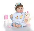 Bambola Reborn realistica con capelli castani, vestito floreale blu, peluche a forma di anatra - Floreale Blu