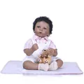 Bambola reborn afroamericana con capelli ricci, vestito a righe e piccolo orsetto peluche - Stile a Strisce Rosa e Bianco