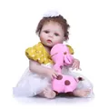 Realistische Reborn-Babypuppe in gelbem Punktekleid mit Plüsch-Giraffenspielzeug - Braune Augen Stil