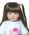 Primer plano de muñeca reborn con pelo largo castaño, coletas y camiseta blanca con flores - Estilo Princesa con Tutú Arcoíris / 60CM