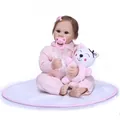 Bambola reborn realistica con vestito rosa in maglia e peluche gatto su sfondo bianco - Rosa