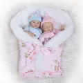 Rosa Baby-Einschlagdecke mit Schaf-Motiv und zwei neugeborenen Reborn-Puppen - Blau
