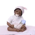 Realistische afrikanische Reborn-Puppe mit weißem Outfit und rosa gestreifter Mütze - Afroamerikanischer Stil (1516)