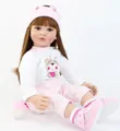 Muñeca Reborn con pelo largo castaño, gorro de oso rosa y conjunto con dibujos animados - Estilo Atuendo Oso Rosa / 60CM