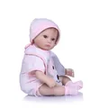 Realistische Reborn-Puppe in rosa gestreiftem Outfit mit Hunde-Lätzchen und Mütze - Rosa