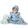 Bambola reborn realistica con completo a fiori blu, gilet e cucciolo di peluche - Blu
