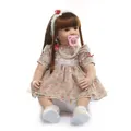 Realistische Reborn Kleinkind-Puppe mit langem Haar, Blumenkleid und Schnuller auf Weiß - Rosa
