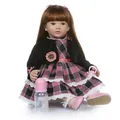 Bambola Reborn realistica con lunghi capelli castani, vestito a quadri rosa e giacca - Bianco