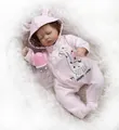Detailansicht der schlafenden Reborn-Puppe im rosa Giraffen-Outfit mit Flasche und Schnuller - Rosa Giraffe Set / Rosa