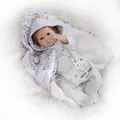 Realistische Reborn-Puppe im grauen Waffel-Strampler und Giraffen-Cape auf Plüschmatte - Blau Giraffe Set / Blau