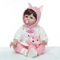 Bambola realistica in silicone con vestito da volpe, peluche e ciuccio su sfondo bianco - Stile Completo in Maglia Volpe Rosa / 55 cm