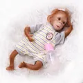 Poupée singe bébé réaliste avec cheveux orange, tenue rayée et biberon rose - Style nourrisson brun réaliste