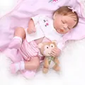 Dettaglio di una bambola reborn che dorme con scimmia di peluche e coperta morbida - Figura 1 / 49cm